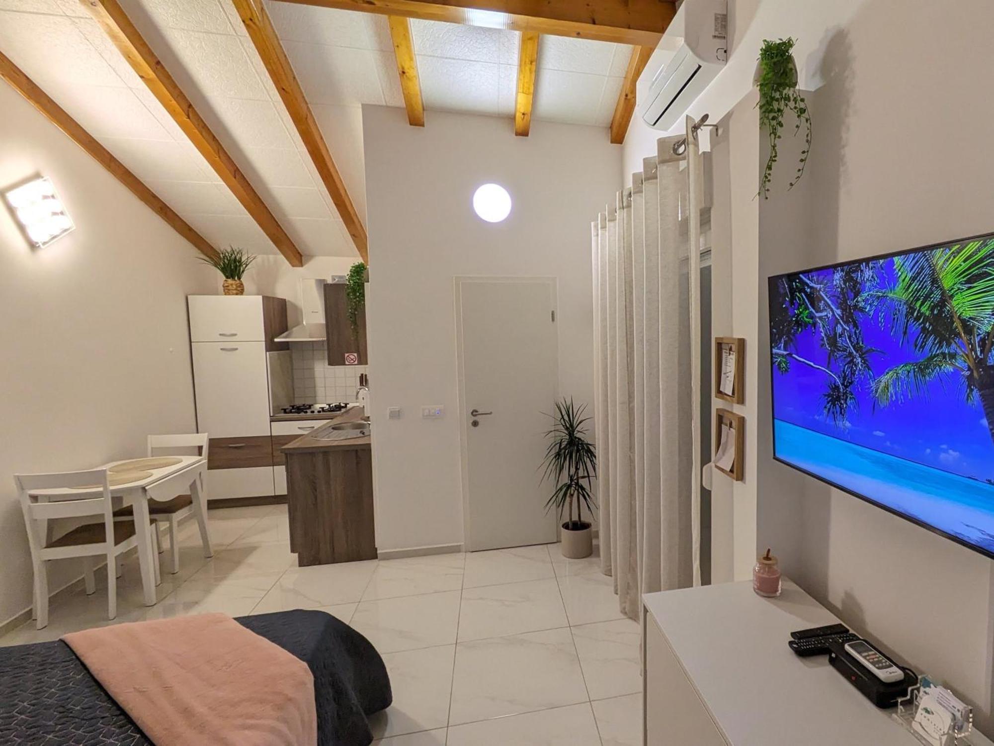Poolside Apartment Fazana