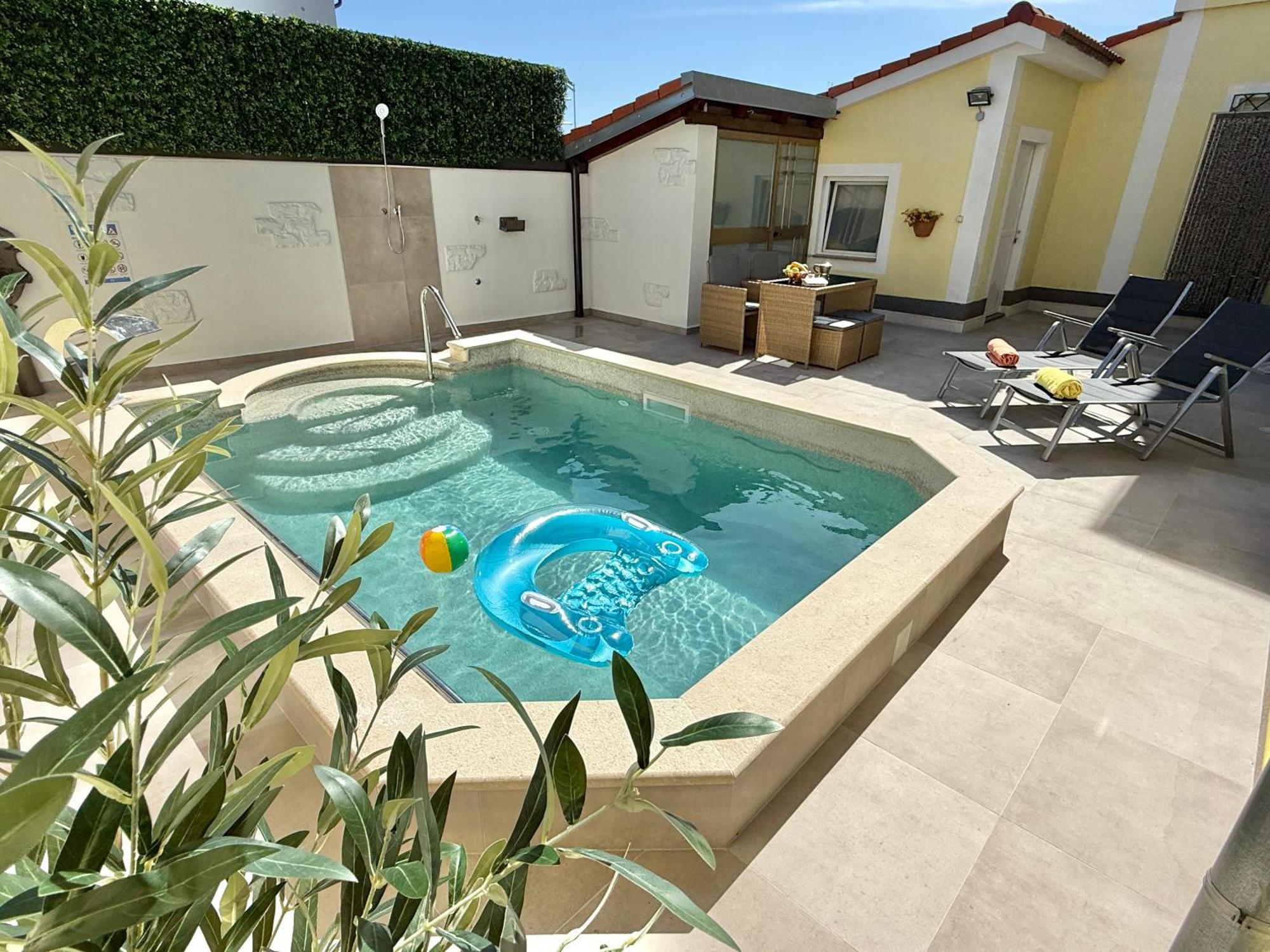 Apartment Poolside